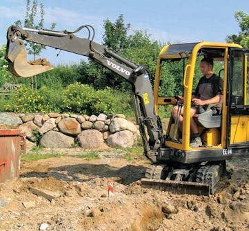 Gjuta platta garage: Schakta med minigrävaren Gjuta platta garage: Schakta med minigrävaren